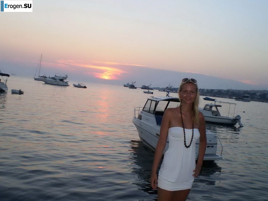 topless on the seashore. Photo 15