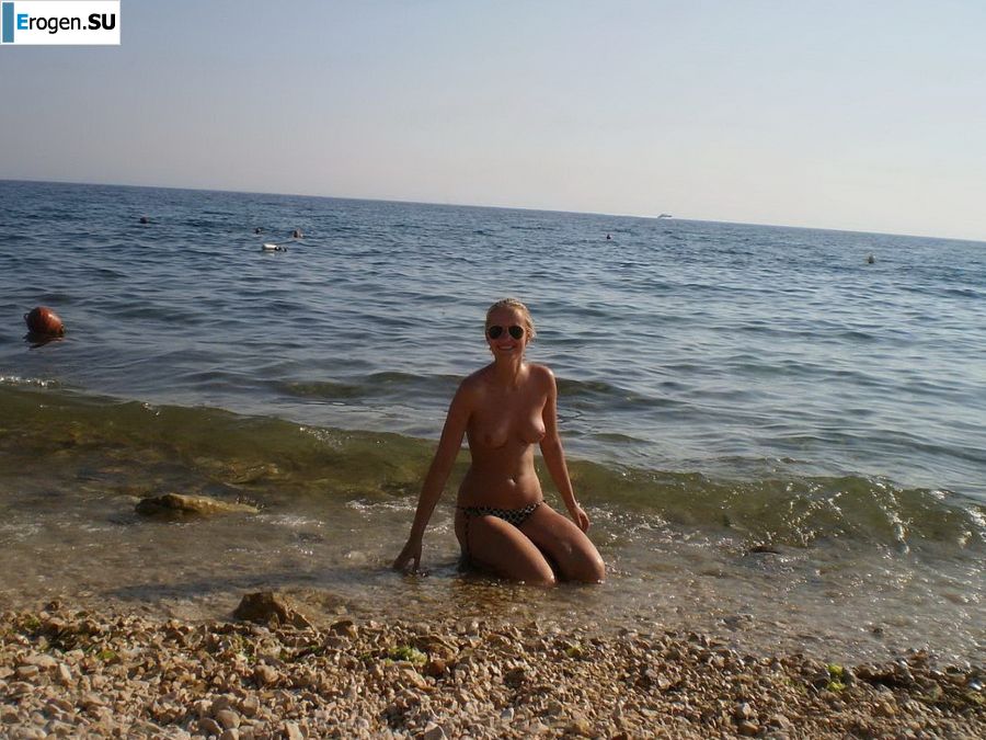 topless on the seashore. Photo 16