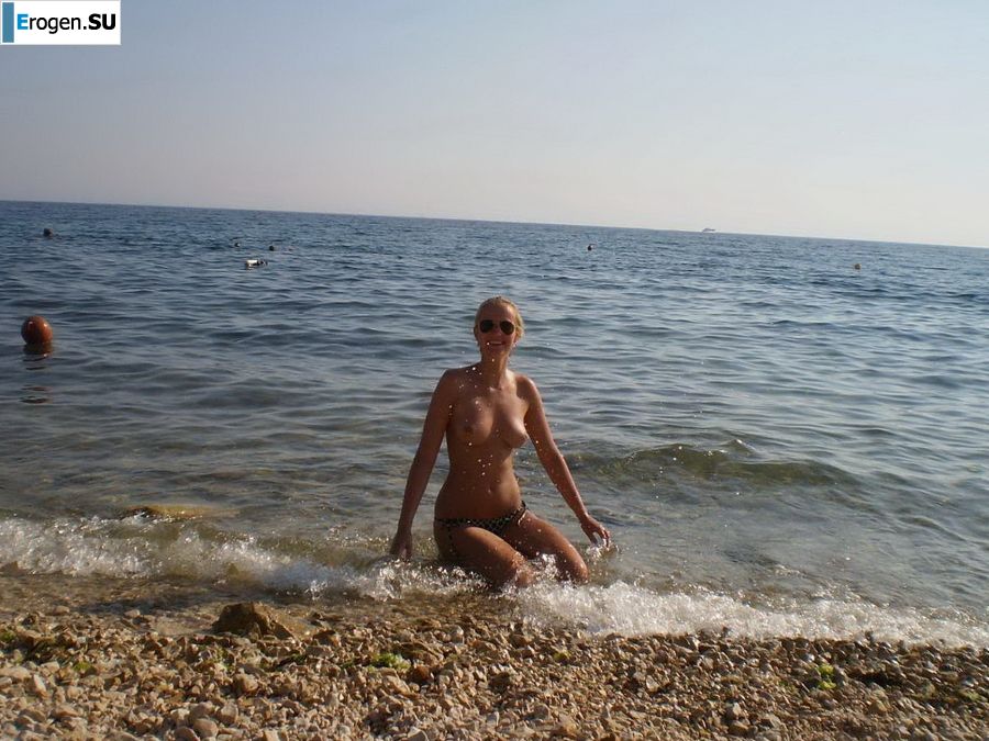 topless on the seashore. Photo 17