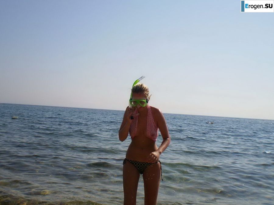 topless on the seashore. Photo 23