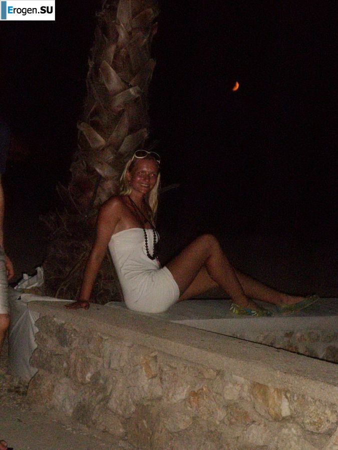 topless on the seashore. Photo 28