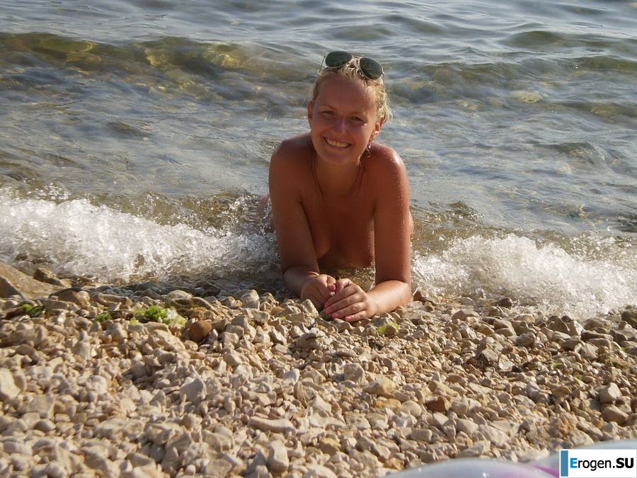 topless on the seashore. Photo 30