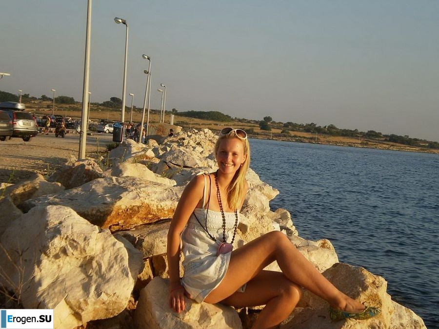 topless on the seashore. Photo 8