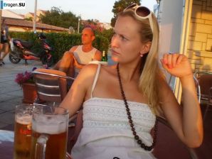 topless on the seashore. Thumb 10