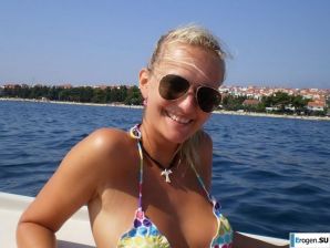 topless on the seashore. Thumb 12