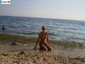 topless on the seashore. Thumb 16