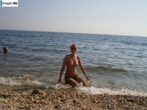 topless on the seashore. Thumb 17