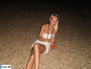 topless on the seashore. Thumb 25