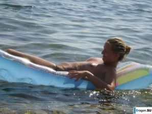 topless on the seashore. Thumb 27