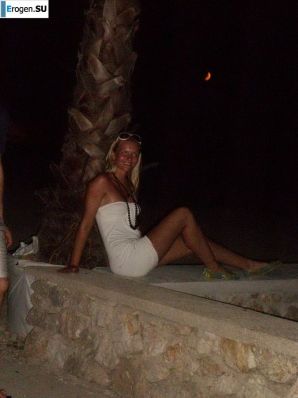 topless on the seashore. Thumb 28