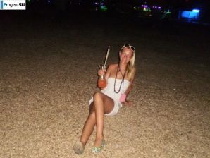 topless on the seashore. Thumb 29