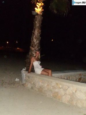 topless on the seashore. Thumb 32