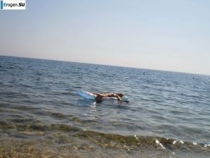 topless on the seashore. Thumb 5