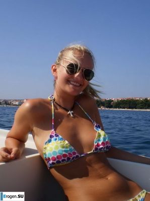 topless on the seashore. Thumb 9