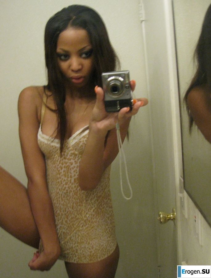 selfie of a naked black woman. Photo 4