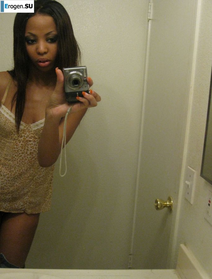 selfie of a naked black woman. Photo 40
