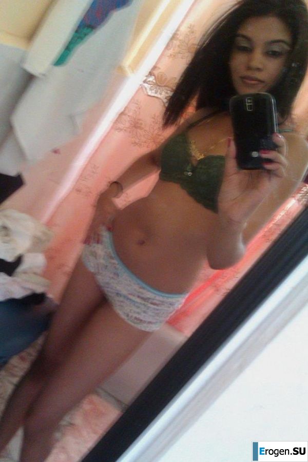 slim dark-skinned girl undresses. Photo 14