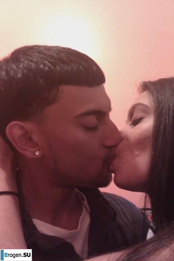 slim dark-skinned girl undresses. Photo 34