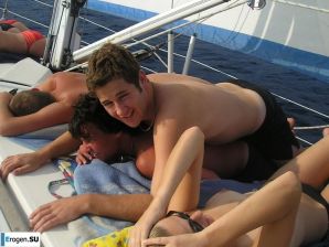 пати с тёлками на яхте. Эскиз 30