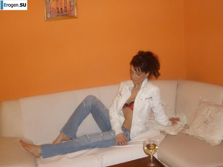 chic Italian woman posing and undressing. Photo 10