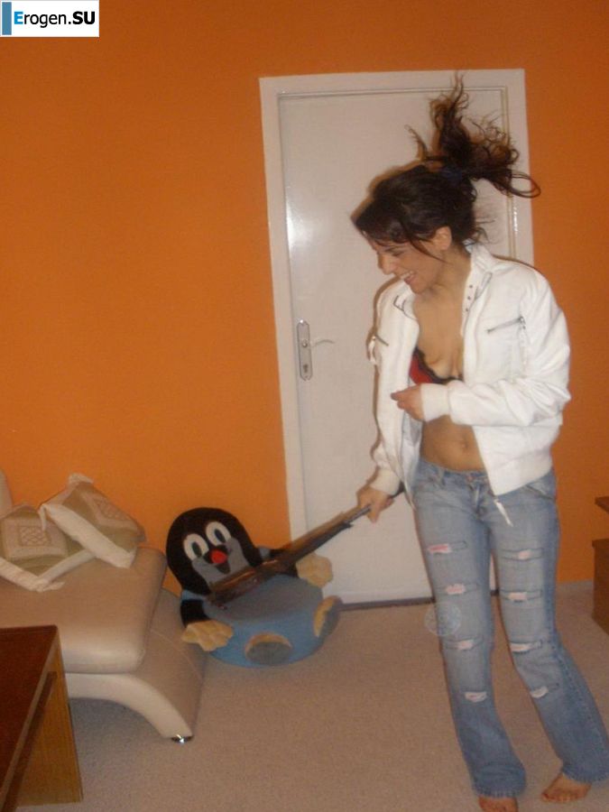 chic Italian woman posing and undressing. Photo 12