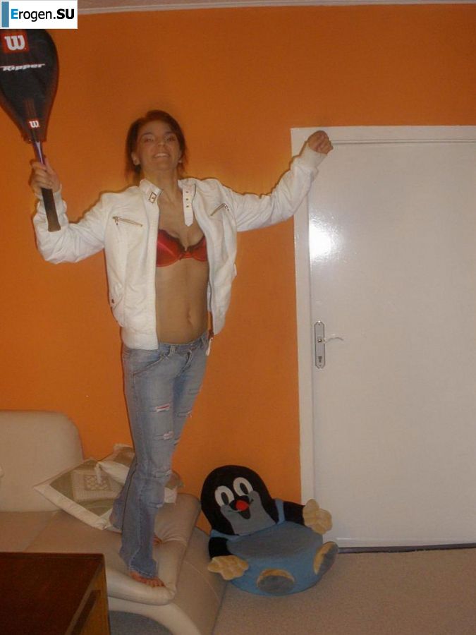 chic Italian woman posing and undressing. Photo 13