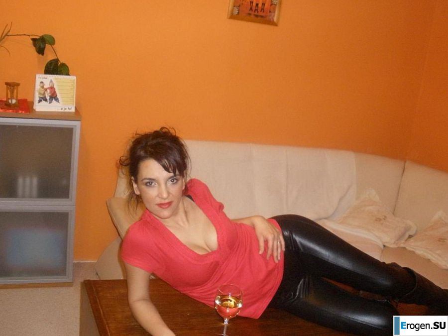 chic Italian woman posing and undressing. Photo 15