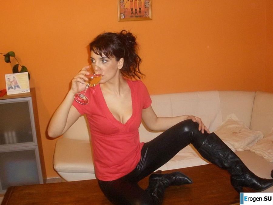 chic Italian woman posing and undressing. Photo 17