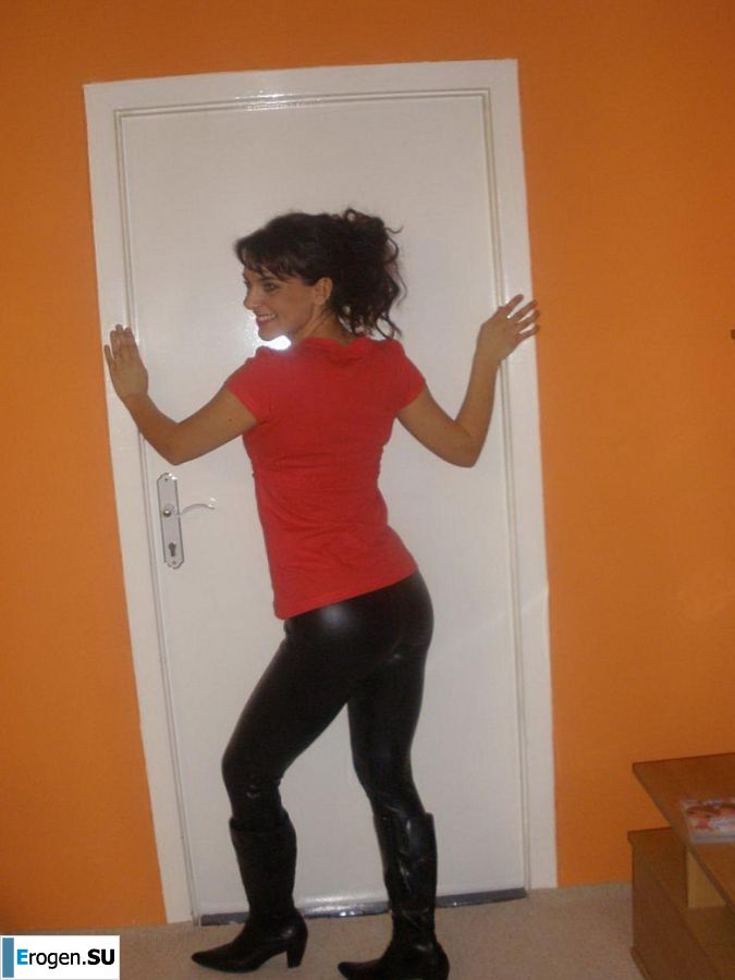 chic Italian woman posing and undressing. Photo 19