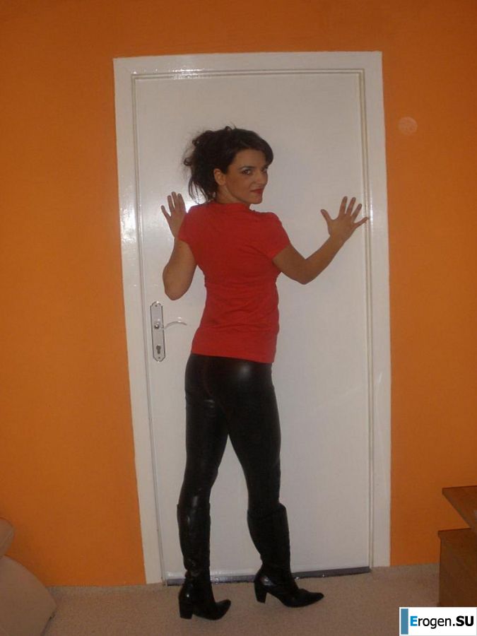 chic Italian woman posing and undressing. Photo 21