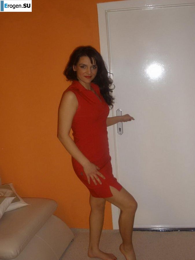 chic Italian woman posing and undressing. Photo 23