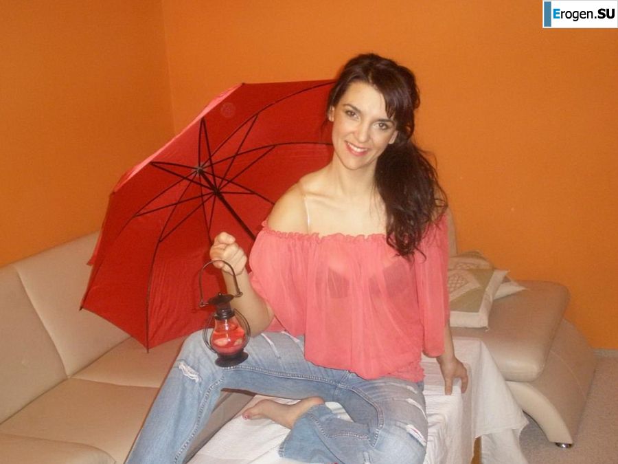 chic Italian woman posing and undressing. Photo 24