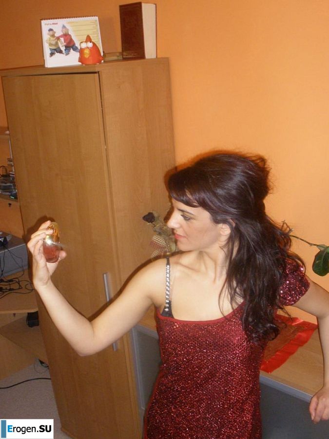 chic Italian woman posing and undressing. Photo 29