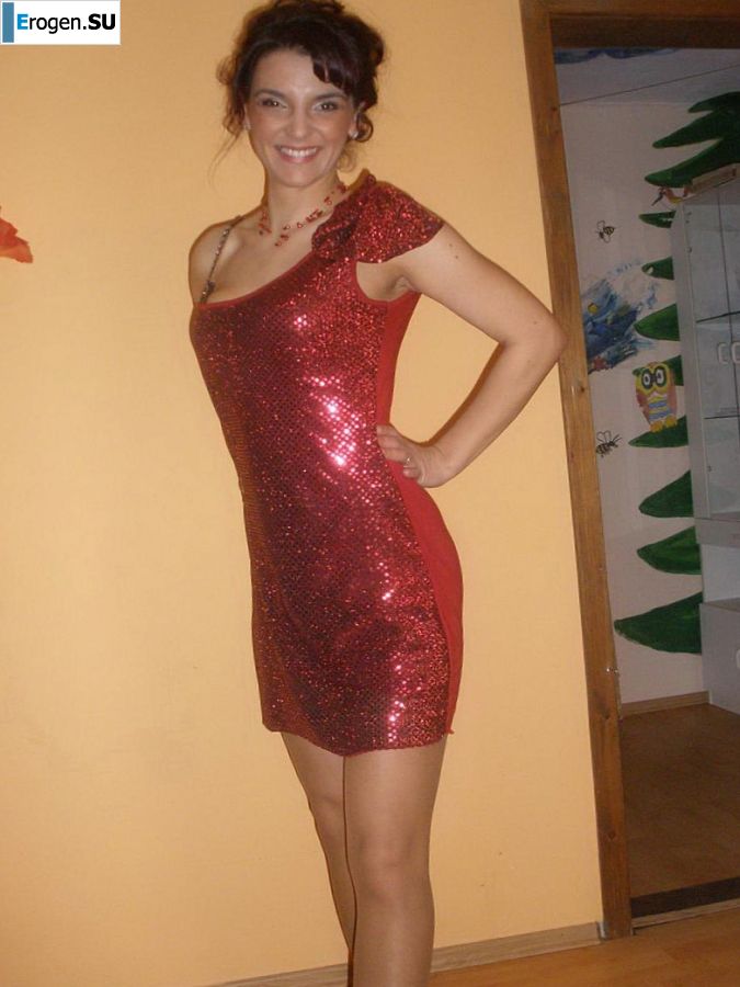 chic Italian woman posing and undressing. Photo 6