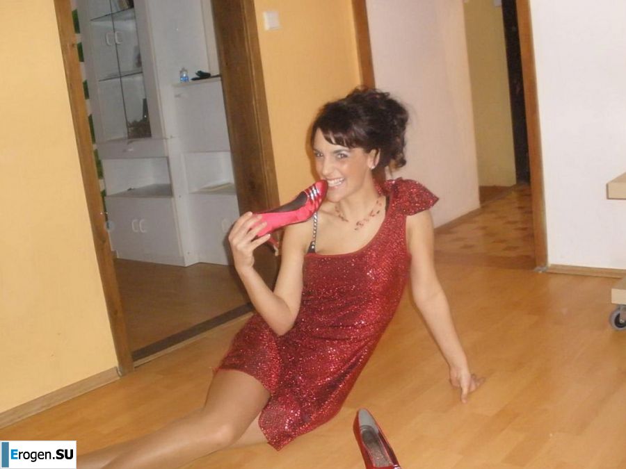 chic Italian woman posing and undressing. Photo 8