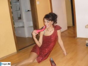 chic Italian woman posing and undressing. Thumb 8