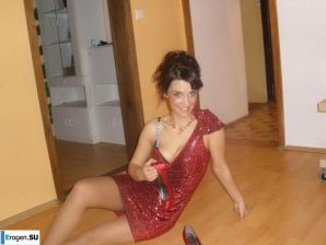 chic Italian woman posing and undressing. Thumb 9