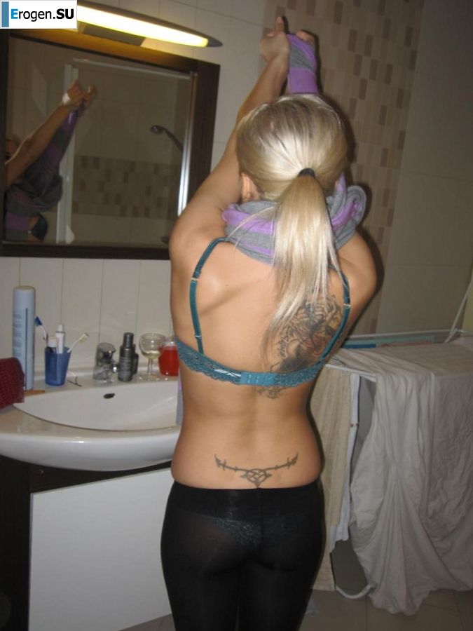 tattooed blonde walks naked. Photo 22
