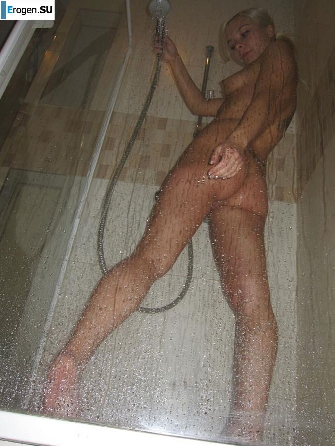 tattooed blonde walks naked. Photo 27