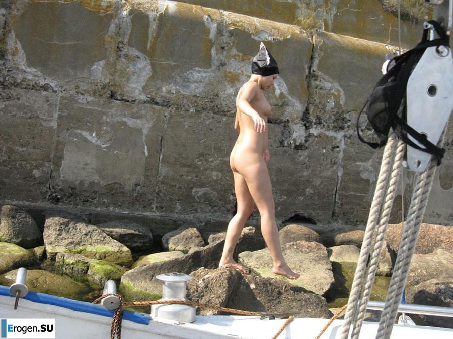 tattooed blonde walks naked. Photo 37