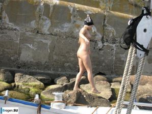 tattooed blonde walks naked. Thumb 37