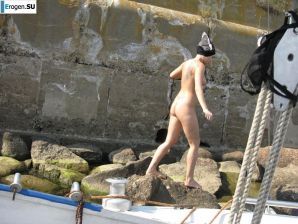 tattooed blonde walks naked. Thumb 38