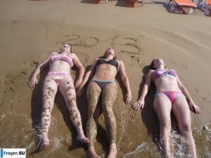 веселье на нудистском пляже. Эскиз 17