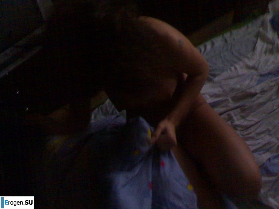 озабоченый муж подлавливает на камеру свою раздетую жену. Фото 18