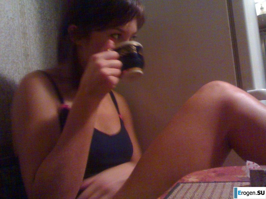 озабоченый муж подлавливает на камеру свою раздетую жену. Фото 21