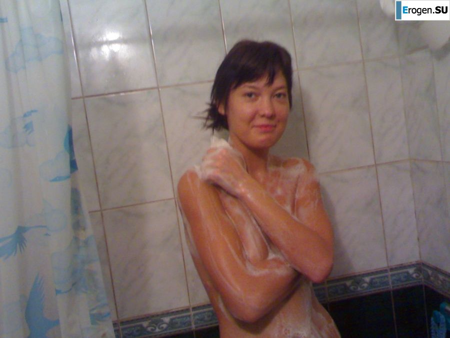 озабоченый муж подлавливает на камеру свою раздетую жену. Фото 31