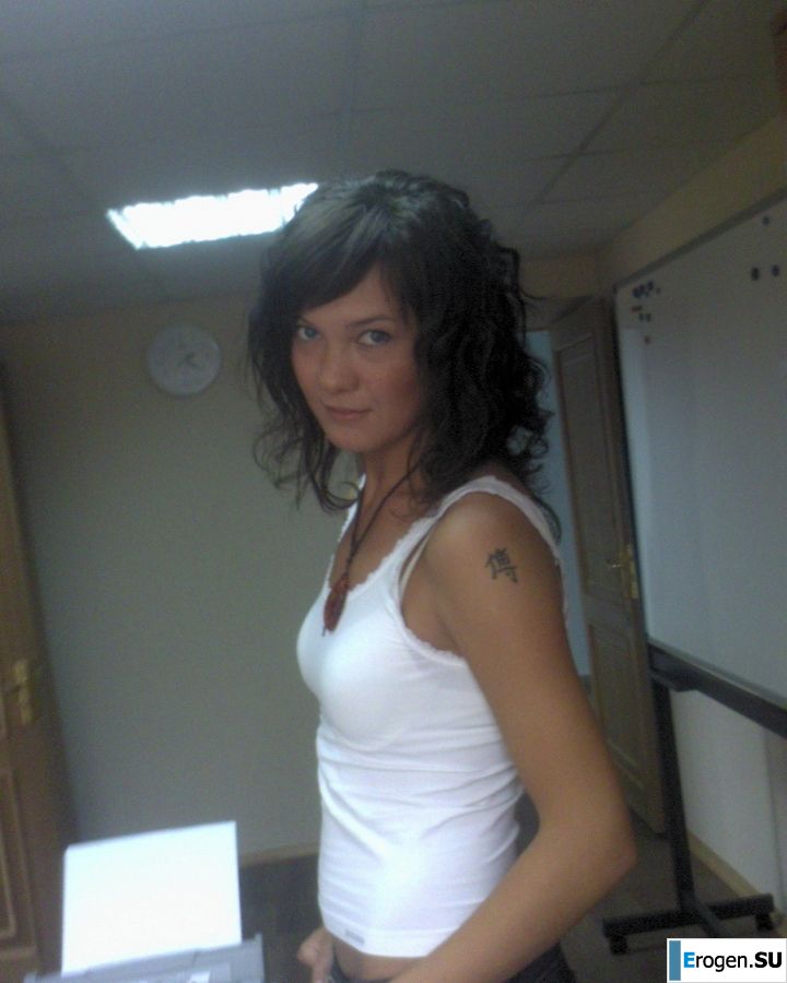 озабоченый муж подлавливает на камеру свою раздетую жену. Фото 38