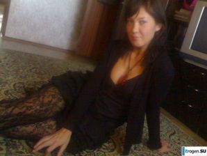 озабоченый муж подлавливает на камеру свою раздетую жену. Эскиз 10