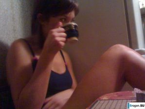 озабоченый муж подлавливает на камеру свою раздетую жену. Эскиз 21