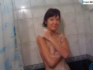 озабоченый муж подлавливает на камеру свою раздетую жену. Эскиз 31